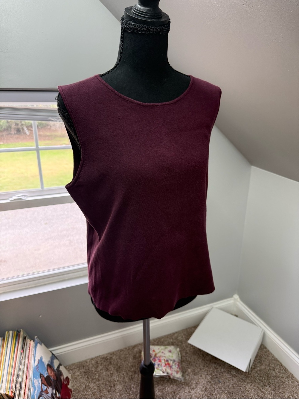 Women's Sleeveless Shell Top in Deep burgundy